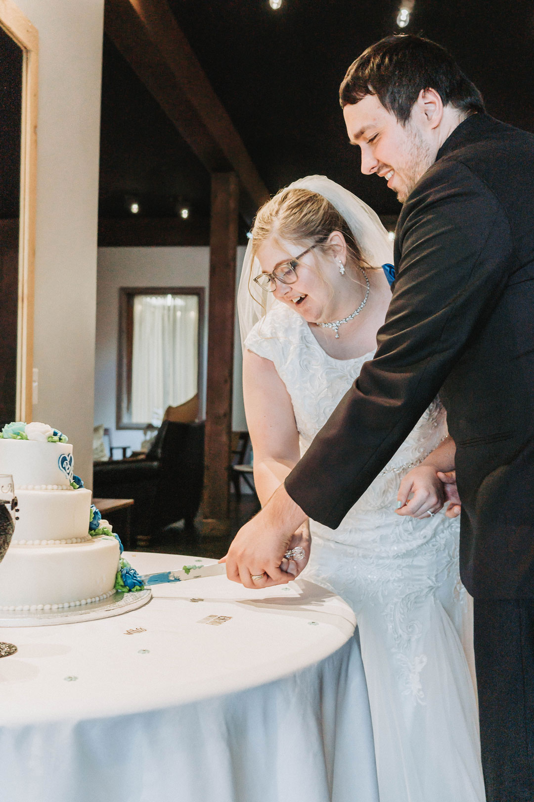 southeast idaho utah wedding photographer cake cut