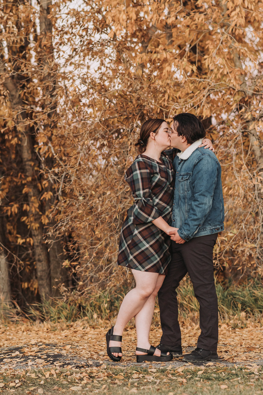 engagement photography a la carte pricing couple holding hands and kissing